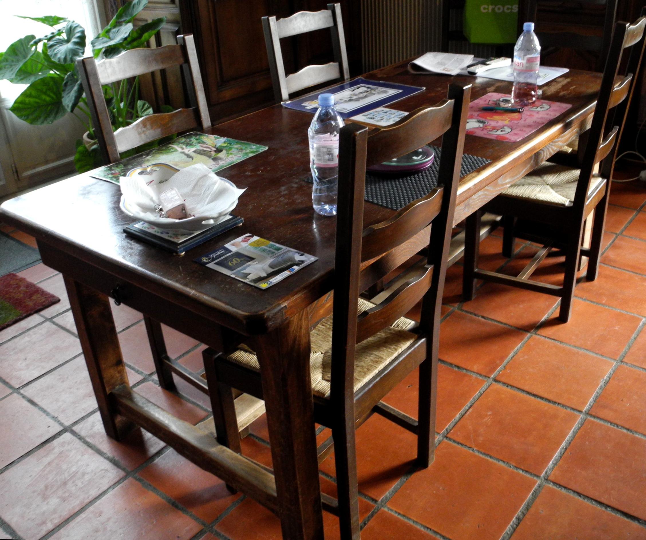 Table rustique chêne et chaises avant relooking