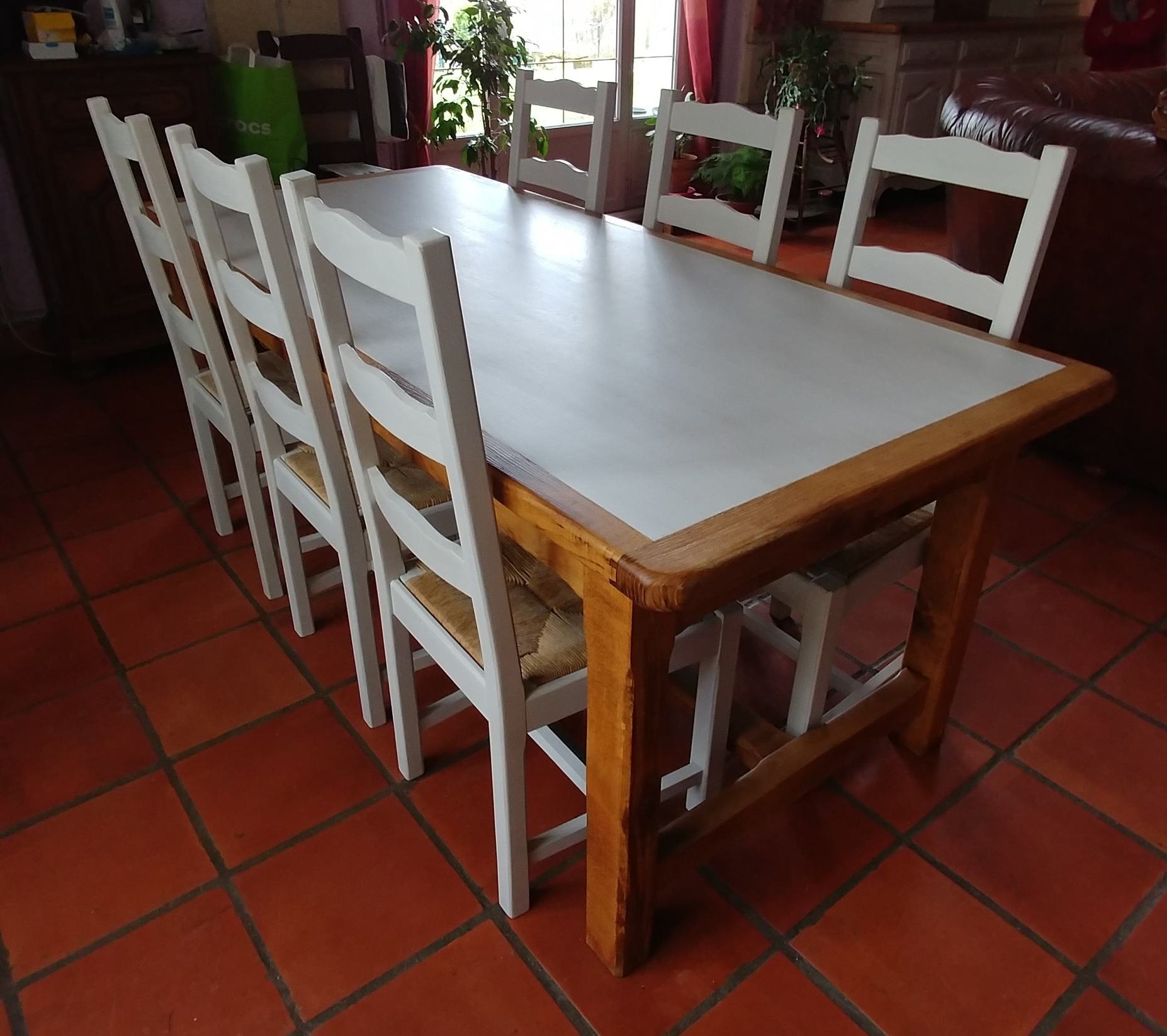 Table rustique chêne et chaises relookée