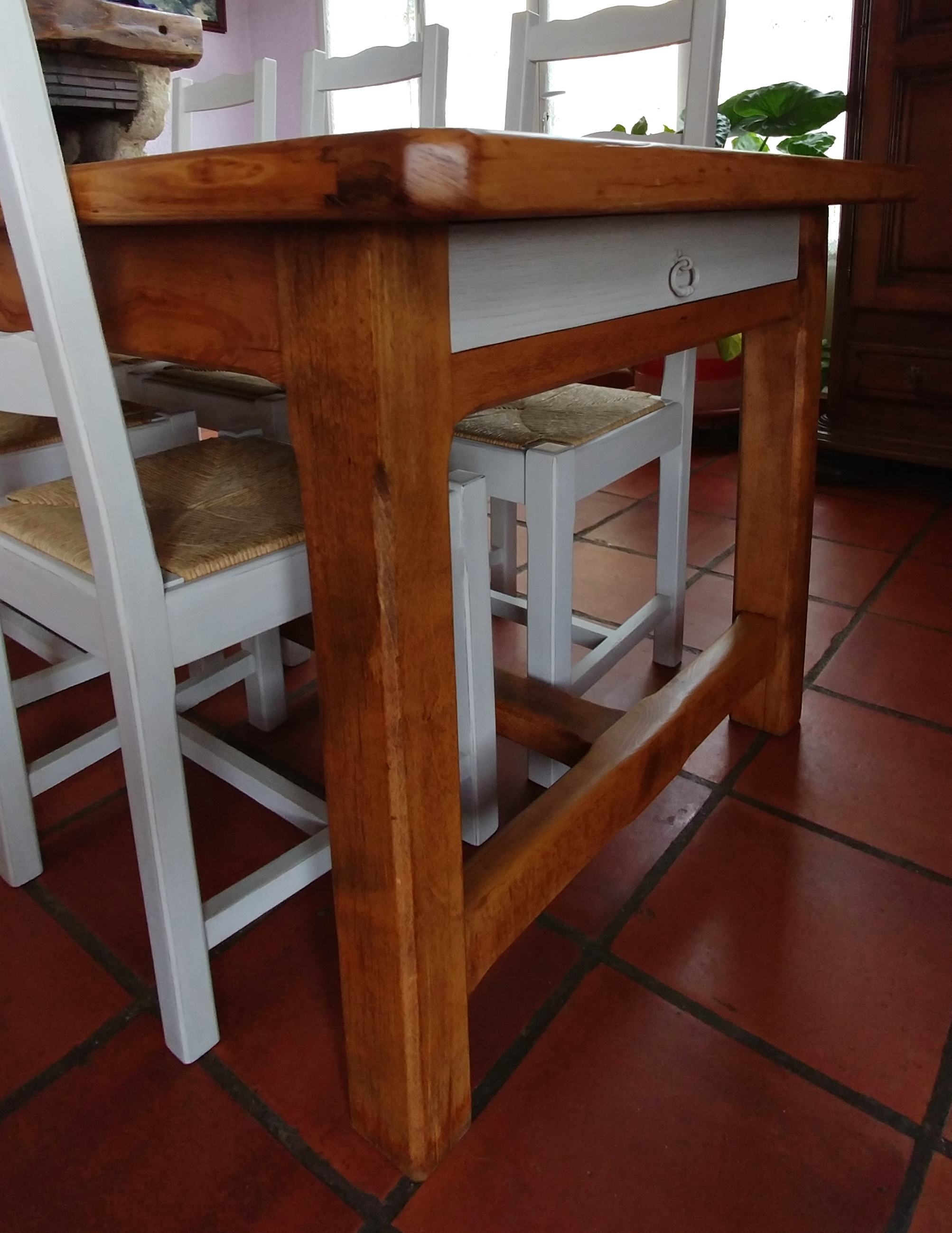 Table rustique chêne et chaises avant relooking