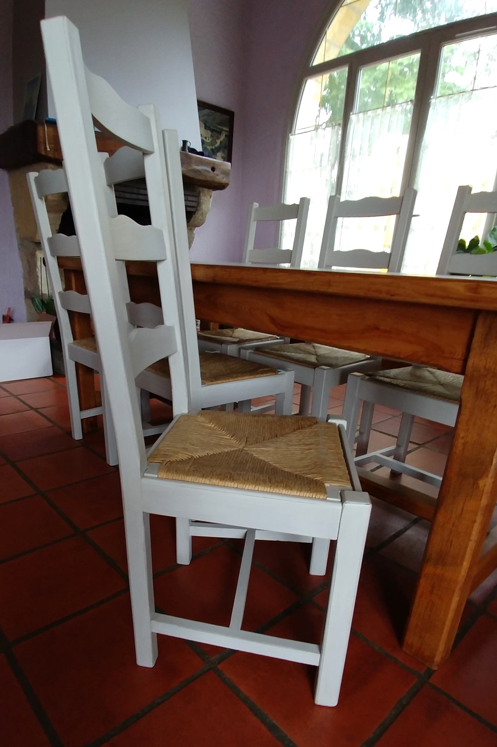 Table rustique chêne et chaises relookée