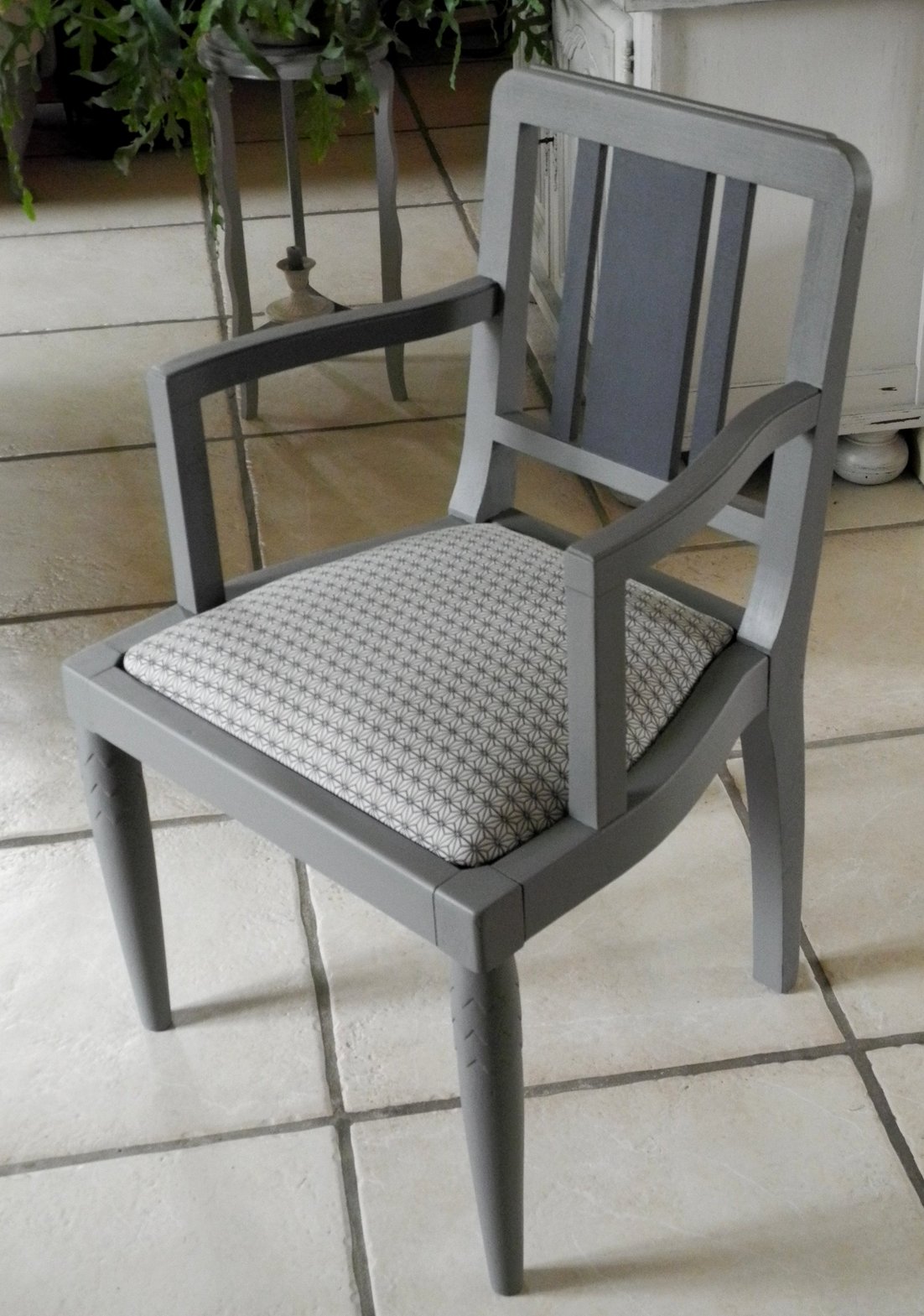 fauteuil gris relooké